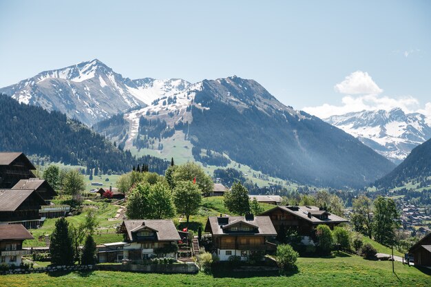 Schweizer Dorf auf schönen Bergen, Österreich