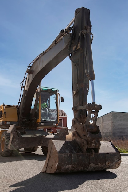 Schwerer Bagger zum Graben bei Tageslicht im Freien