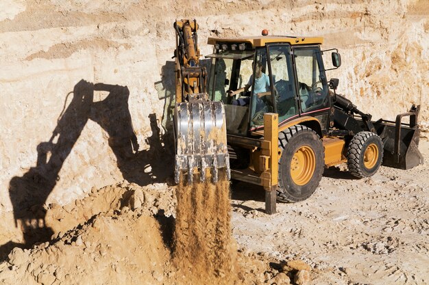 Schwerer Bagger zum Graben bei Tageslicht