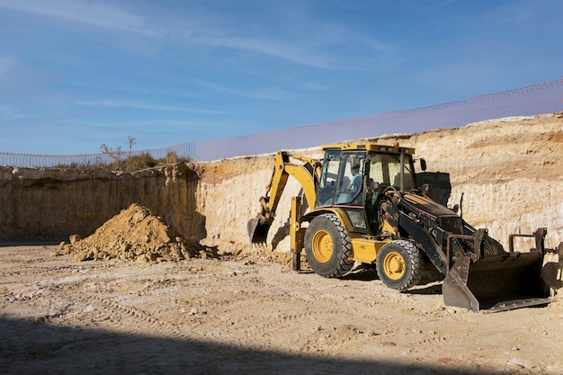 Schwerer Bagger zum Graben bei Tageslicht