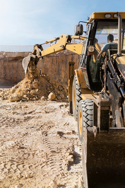 Schwerer Bagger zum Graben bei Tageslicht