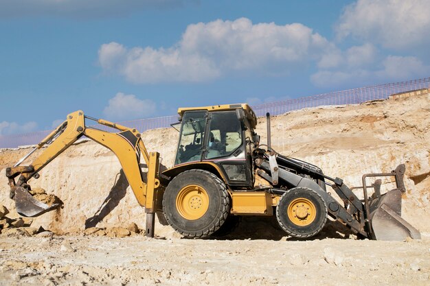 Schwerer Bagger zum Graben bei Tageslicht