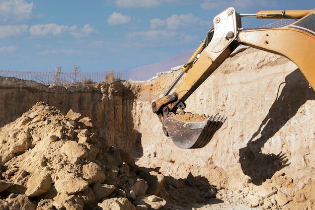 Schwerer Bagger zum Graben bei Tageslicht