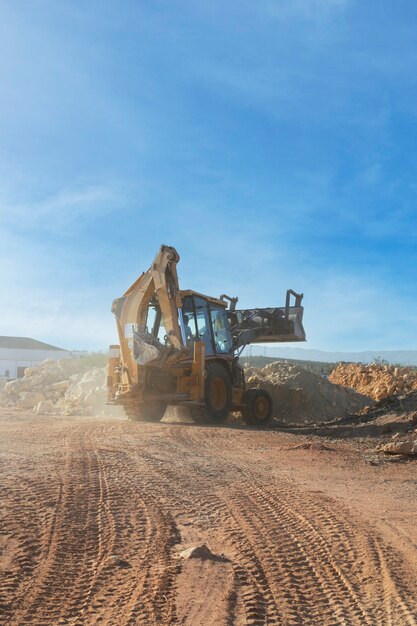 Schwerer Bagger zum Graben bei Tageslicht