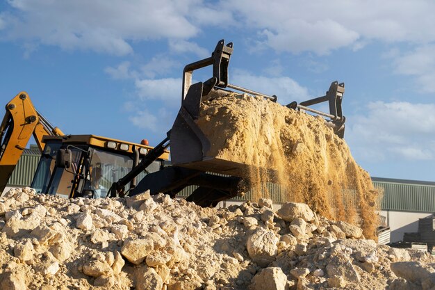 Schwerer Bagger zum Graben bei Tageslicht