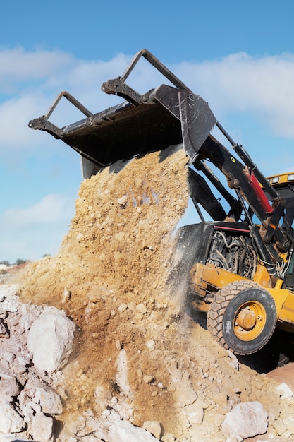 Schwerer Bagger zum Graben bei Tageslicht