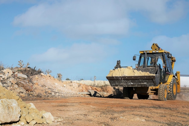 Schwerer Bagger zum Graben bei Tageslicht