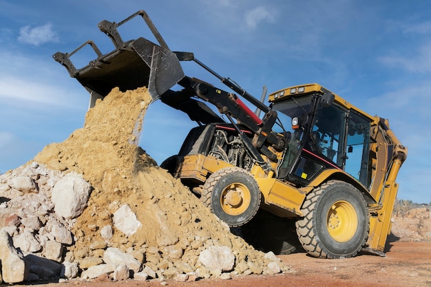 Schwerer Bagger zum Graben bei Tageslicht