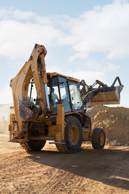 Schwerer Bagger zum Graben bei Tageslicht