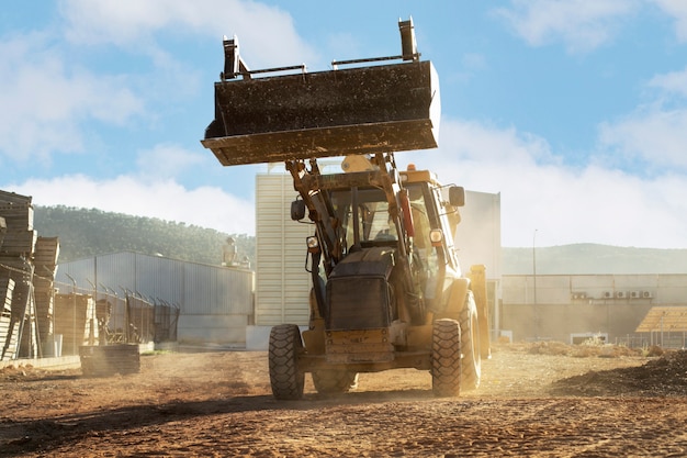 Schwerer Bagger zum Graben bei Tageslicht