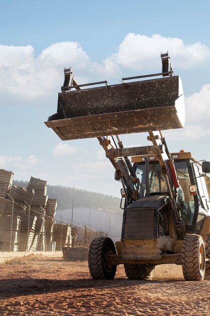 Schwerer Bagger zum Graben bei Tageslicht