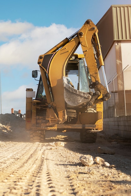 Schwerer Bagger zum Graben bei Tageslicht