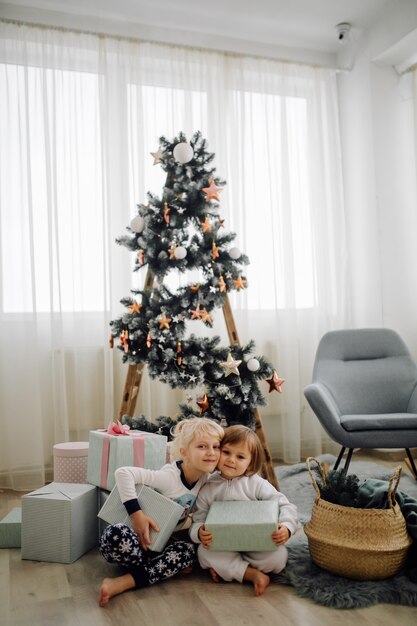 Schwester zwei, die für Bild während des Familienfotoschießens aufwirft