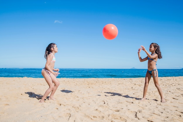 Schwestern spielen Volley