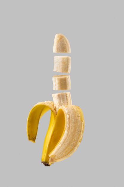 Schwimmende geschnittene Banane mit klarem Hintergrund
