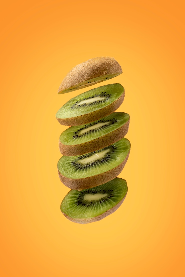 Kostenlose Foto schwimmende geschnittene kiwi-früchte mit klarem hintergrund