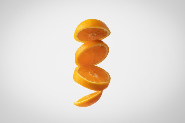 Schwimmende orangefarbene Scheiben mit klarem Hintergrund