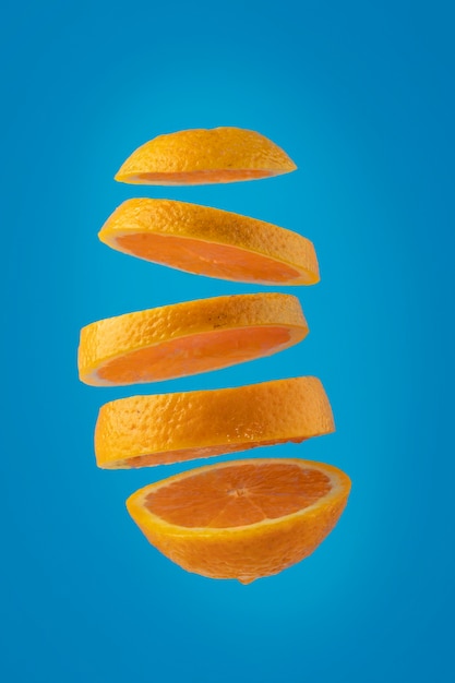 Schwimmende orangefarbene Scheiben mit klarem Hintergrund