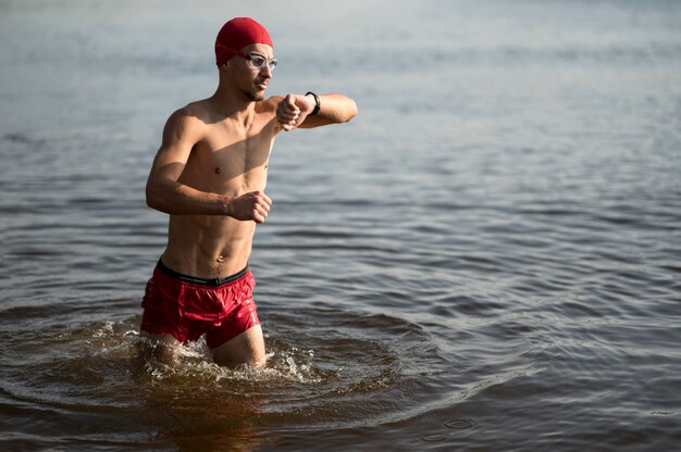 Schwimmer im See spazieren