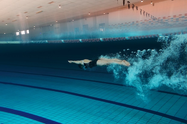 Schwimmer mit Ausrüstung im Pool voller Schuss