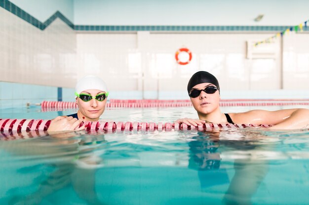 Schwimmerinnen, die im Pool sich entspannen