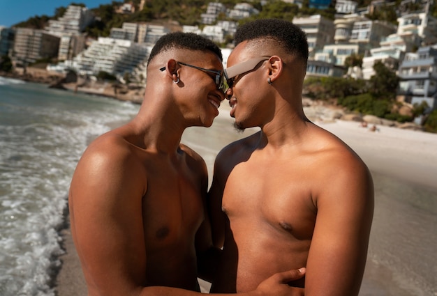 Kostenloses Foto schwules männliches paar am strand
