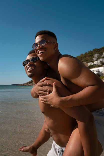 Schwules männliches Paar am Strand