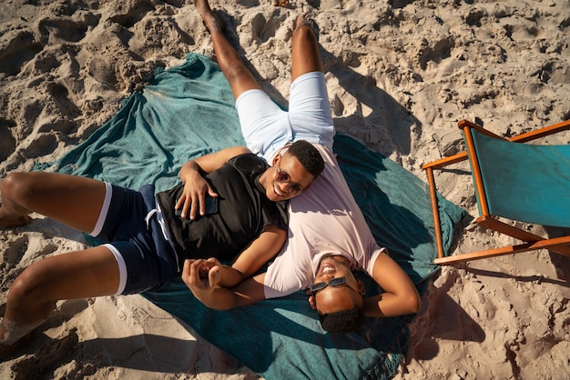 Kostenloses Foto schwules männliches paar am strand