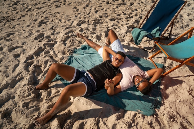 Schwules männliches Paar am Strand