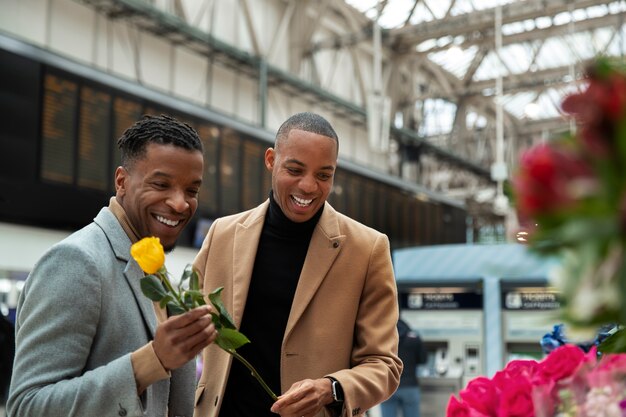 Schwules Paar kauft Blumen in der Stadt bei einem Date