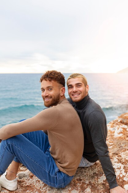 Schwules Paar verbringt gemeinsam Zeit am Strand