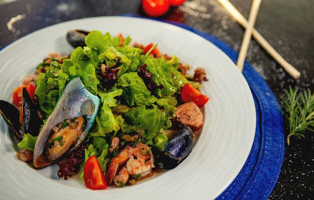 Seadfood-Salat mit Muscheln, gebratenen Garnelen und Gemüse