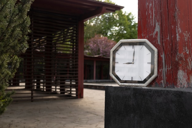 Kostenloses Foto sechseckige uhr im freien stillleben