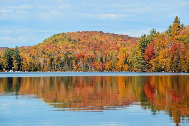 See mit Herbstlaub und Bergen mit Reflexion in New England Stowe