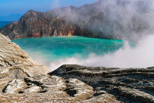 See mitten in einer felsigen Landschaft, die Rauch ausstößt