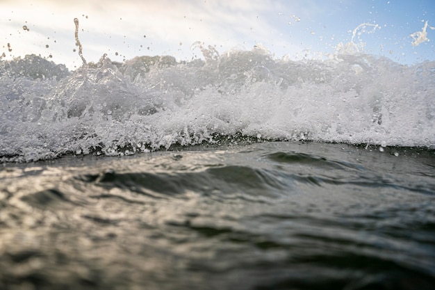 Seelandschaft mit großer Welle