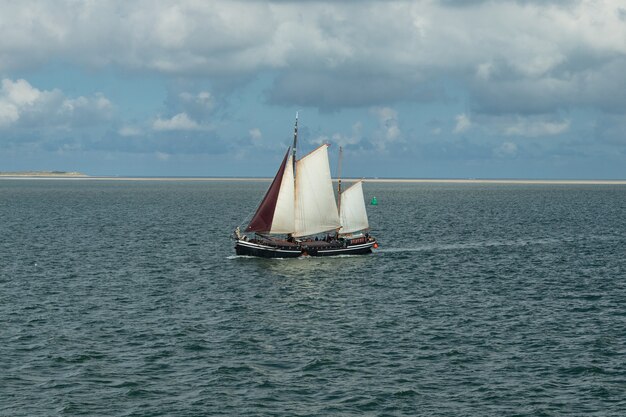 Segelboot im Meer