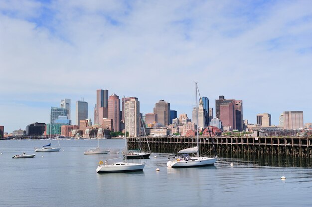 Segelboot und die Innenstadt von Boston