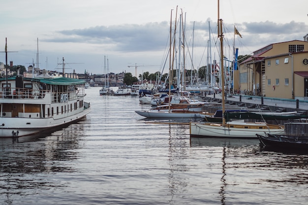 Segelboote und Yachten auf dem Pier in Stockholm vor dem Stadtzentrum