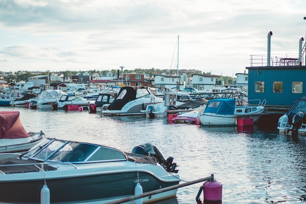 Segelboote und Yachten auf dem Pier in Stockholm vor dem Stadtzentrum