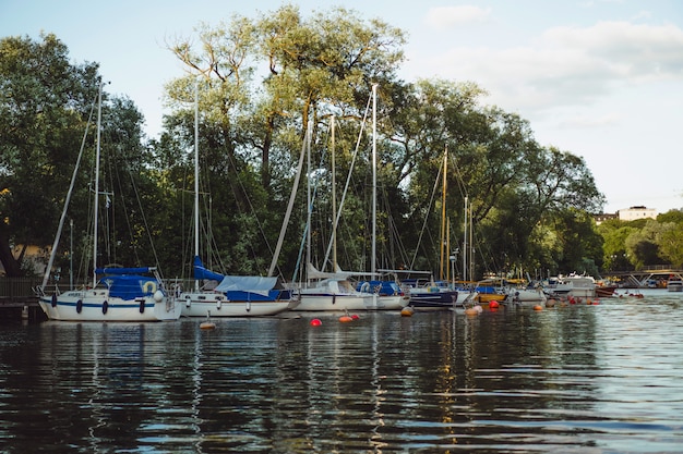 Segelboote und Yachten auf dem Pier in Stockholm vor dem Stadtzentrum