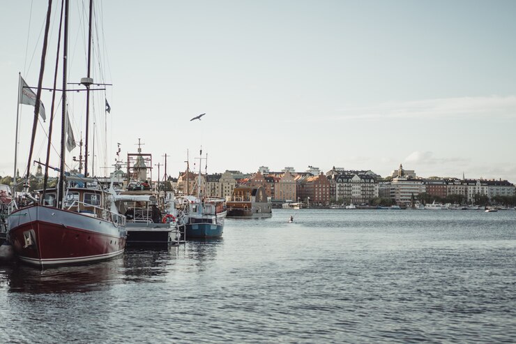 Kostenlose Foto segelboote und yachten auf dem pier in stockholm vor dem stadtzentrum