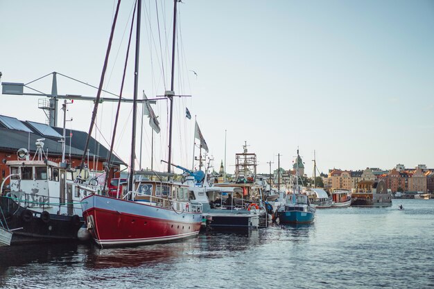 Segelboote und Yachten auf dem Pier in Stockholm vor dem Stadtzentrum