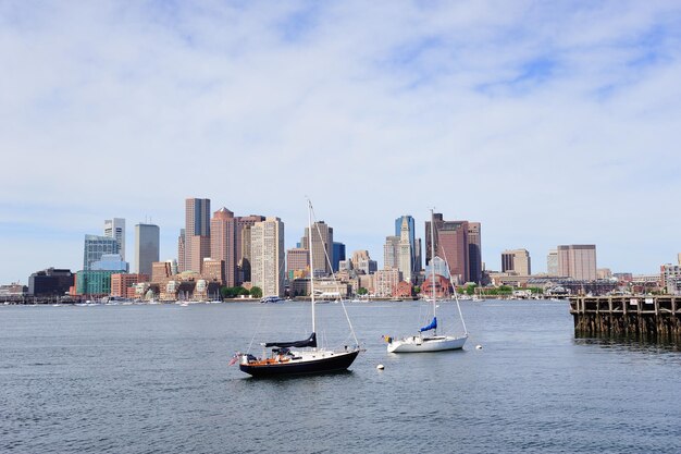 Segelbootruhe mit Dock in der Bucht und Skyline der Innenstadt von Boston mit städtischen Wolkenkratzern über dem Meer am Morgen.