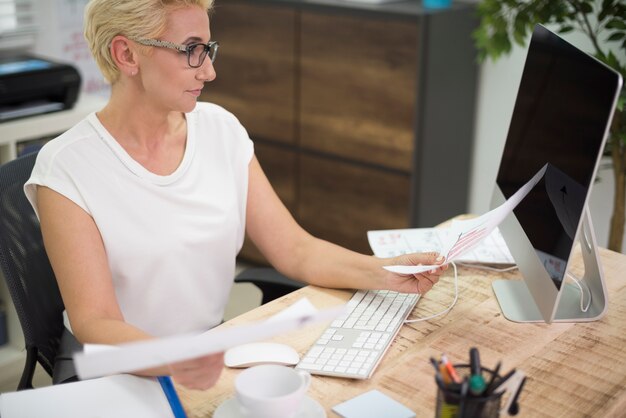 Sehr arbeitsreicher Tag im Büro des Unternehmens