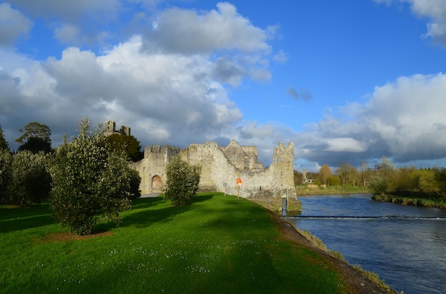 Sehr hübsche sonne, die auf die ruinen von desmond castle in irland scheint.
