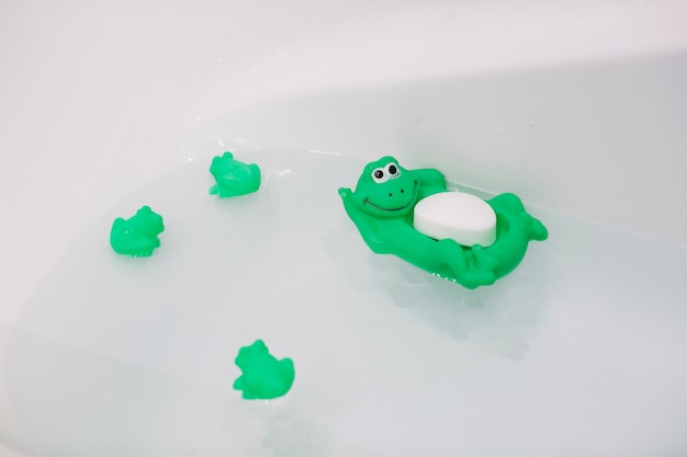 Seife und Spielzeug in der Badewanne