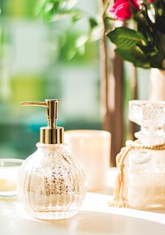 Seifenspender für badezimmer-spa-wohnkultur und innenarchitektur-handcreme oder antibakterielles flüssiges san...