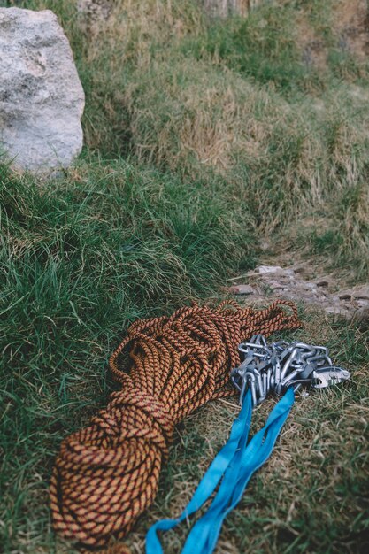 Seil und Karabiner auf dem Boden