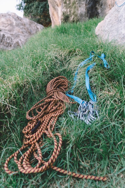 Seil und Karabiner im Gras liegen